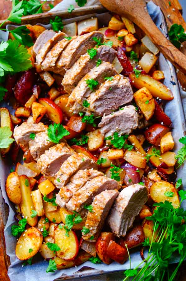 Lekker makkelijk recept voor Varkenshaas uit de oven, een simpel en snel doordeweekse maaltijd voor op je weekmenu. Een eenpansgerecht met aardappelen, pastinaak, peer, varkenshaasje en een honing mosterd marinade. Heerlijk en super smaakvol