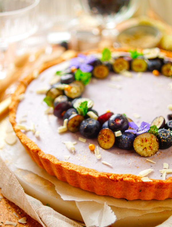 Lekker makkelijk recept voor Witte chocoladetaart met blauwe bessen, een snel en heerlijke taart die smaakt bij iedere gelegenheid. Een heerlijke krokante korst van zanddeeg opgevuld met een snelle witte chocolademousse en blauwe bessen.