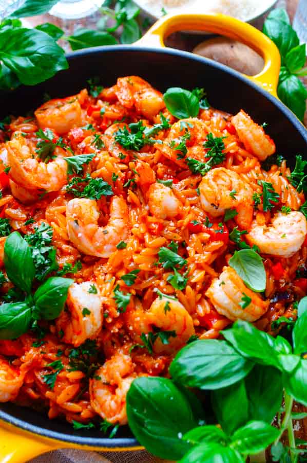 Lekker makkelijk recept voor Romige orzo pasta met scampi's, een snelle doordeweekse avondmaaltijd voor op je weekmenu. Een simpel eenpansgerecht met scampi's in een romige tomatensaus klaar in amper 30min