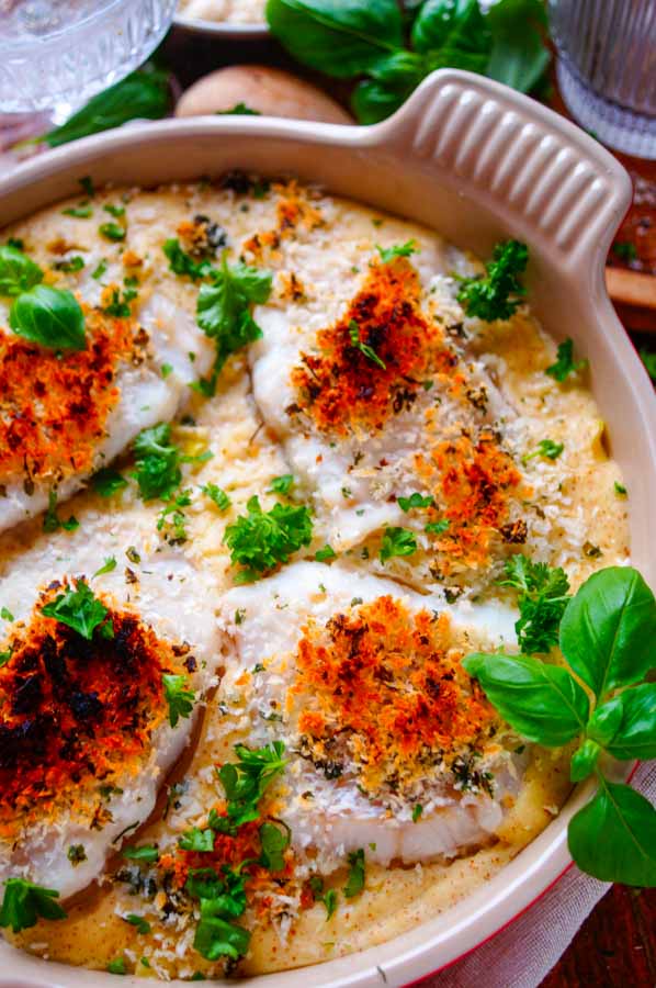 Lekker makkelijk recept voor Ovenschotel met vis met prei, snel doordeweekse avondmaaltijd voor op je weekmenu te zetten. Snel klaar, makkelijk op voorhand voor te bereiden en bomvol smaak. Een schotel met aardappelpuree, een snelle mosterdsaus, gestoofde prei en witte vis.
