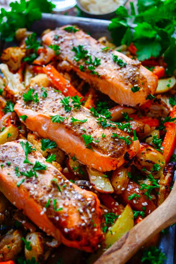 Lekker makkelijk recept voor Traybake met zalm en aardappelen, een snel eenpansgerecht voor op je weekmenu. Een heerlijke avondmaaltijd waar je niet veel werk aan hebt. Geroosterde aardappelen, bloemkool, wortelen, zalm en mosterd marinade.