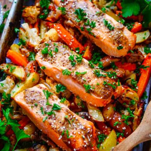Lekker makkelijk recept voor Traybake met zalm en aardappelen, een snel eenpansgerecht voor op je weekmenu. Een heerlijke avondmaaltijd waar je niet veel werk aan hebt. Geroosterde aardappelen, bloemkool, wortelen, zalm en mosterd marinade.