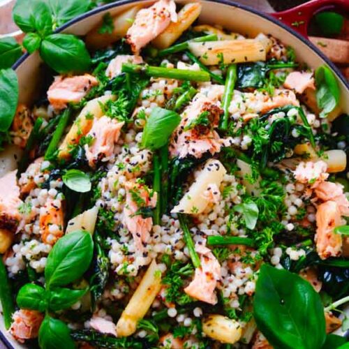 Lekker makkelijk recept voor Couscous salade met zalm en asperges, een ideale doordeweekse avondmaaltijd voor op je weekmenu. Een gezond recept waarvan je de restjes de volgende dag kan meenemen als lunch. Weinig werk, snel klaar en bomvol smaak