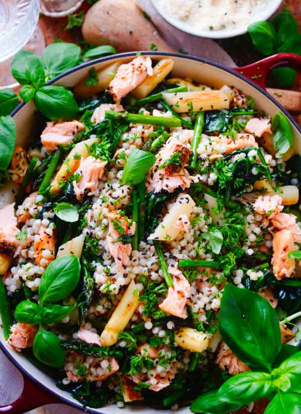 Lekker makkelijk recept voor Couscous salade met zalm en asperges, een ideale doordeweekse avondmaaltijd voor op je weekmenu. Een gezond recept waarvan je de restjes de volgende dag kan meenemen als lunch. Weinig werk, snel klaar en bomvol smaak