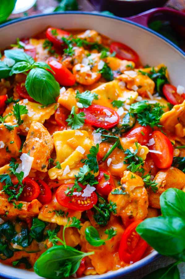 Lekker makkelijk recept voor Eenpansgerecht ravioli met kip, ideaal doordeweeks recept voor op je weekmenu. Een eenpanspasta klaar in amper 30min met pasta, stukjes kip, tomaten, spinazie en een romige tomatensaus. Simpel om te maken, alles in één pan en zo veel smaak