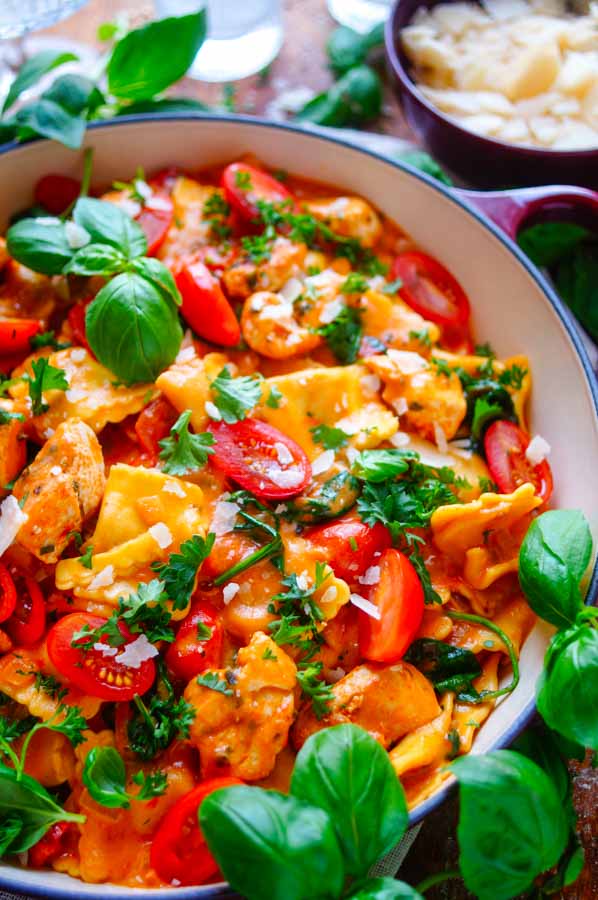 Lekker makkelijk recept voor Eenpansgerecht ravioli met kip, ideaal doordeweeks recept voor op je weekmenu. Een eenpanspasta klaar in amper 30min met pasta, stukjes kip, tomaten, spinazie en een romige tomatensaus. Simpel om te maken, alles in één pan en zo veel smaak