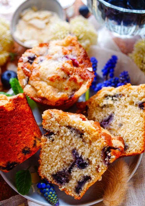Lekker en makkelijk recept voor Muffins met blauwe bessen, simpel en snel om te maken. Binnenin vind je heerlijke bessen en een vleugje citroen en bovenop een krokante crumble. Serveer ze als ontbijt of als tussendoortje