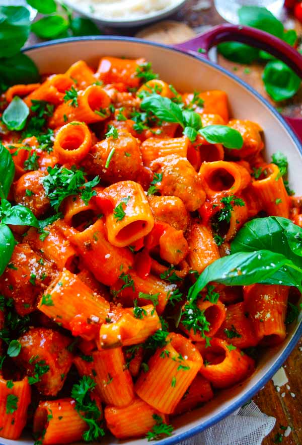 Lekker makkelijk eenpansgerecht voor pasta met gehaktballetjes in tomatensaus, een snelle doordeweekse avondmaaltijd voor op je weekmenu. Heel veel groentjes, een romige tomatensaus, super snelle gehaktballetjes zonder rollen en pasta. Dat allemaal in één pot dus weinig afwas.