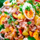 Lekker makkelijk recept voor Aardappelsalade met tonijn, een lichte zomerse avondmaaltijd voor op je weekmenu. Een gezonde salade met aardappeltjes, tonijn, groentjes, gekookt eitje, stukjes perzik en licht cocktailsausje. Snel klaar, makkelijk op voorhand te maken en ideaal om de volgende dag als lunch mee te nemen.