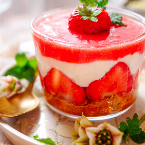 Lekker makkelijk recept voor Aardbeien taart in een glaasje, een simpel snel zomers toetje. Een dessertje waar je geen oven voor nodig hebt en klaar in amper 30min. Een lekkere koekjesbodem, een mousse van yoghurt, coulis en verse aardbeien.