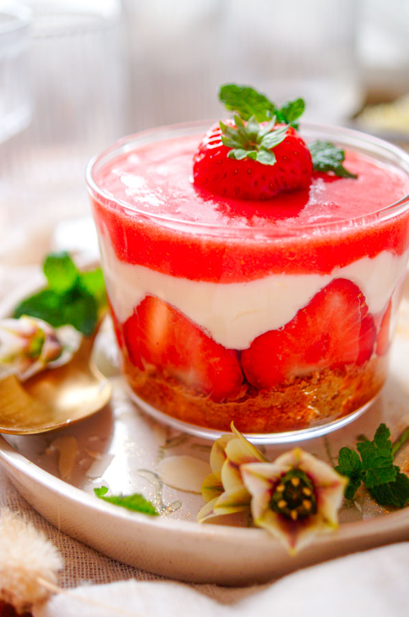 Lekker makkelijk recept voor Aardbeien taart in een glaasje, een simpel snel zomers toetje. Een dessertje waar je geen oven voor nodig hebt en klaar in amper 30min. Een lekkere koekjesbodem, een mousse van yoghurt, coulis en verse aardbeien.