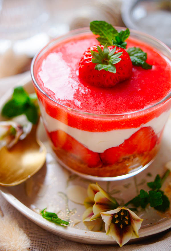 Lekker makkelijk recept voor Aardbeien taart in een glaasje, een simpel snel zomers toetje. Een dessertje waar je geen oven voor nodig hebt en klaar in amper 30min. Een lekkere koekjesbodem, een mousse van yoghurt, coulis en verse aardbeien.