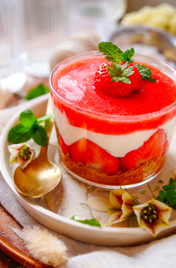 Lekker makkelijk recept voor Aardbeien taart in een glaasje, een simpel snel zomers toetje. Een dessertje waar je geen oven voor nodig hebt en klaar in amper 30min. Een lekkere koekjesbodem, een mousse van yoghurt, coulis en verse aardbeien.