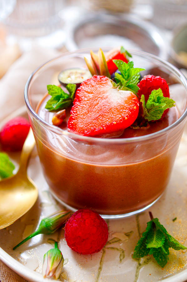 Lekker makkelijk recept voor Chocolademousse met yoghurt, een lekker simpel dessertje klaar in amper 15min. Een heerlijk simpel chocolade toetje met het frisse van Griekse yoghurt. Je voegt hier geen suiker aan toe maar we gebruiken een combinatie van pure en melk chocolade. Slechts 5 ingrediënten, zonder room, zonder eieren.