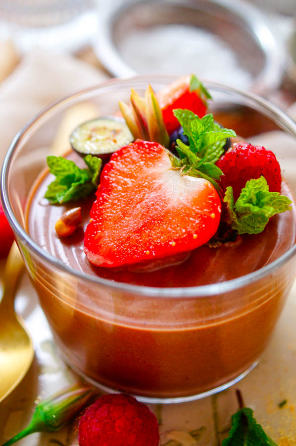 Lekker makkelijk recept voor Chocolademousse met yoghurt, een lekker simpel dessertje klaar in amper 15min. Een heerlijk simpel chocolade toetje met het frisse van Griekse yoghurt. Je voegt hier geen suiker aan toe maar we gebruiken een combinatie van pure en melk chocolade. Slechts 5 ingrediënten, zonder room, zonder eieren.