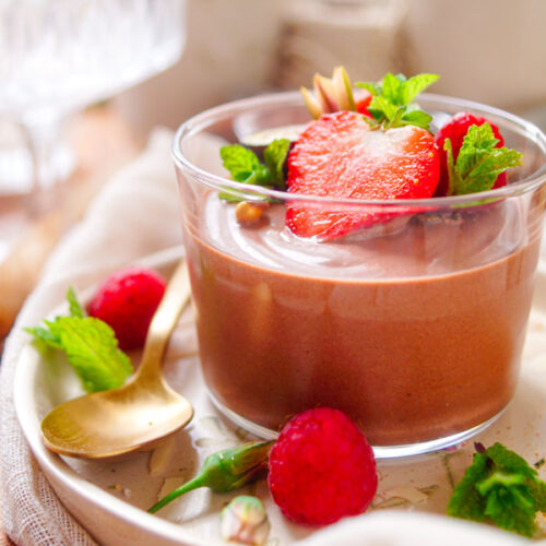 Lekker makkelijk recept voor Chocolademousse met yoghurt, een lekker simpel dessertje klaar in amper 15min. Een heerlijk simpel chocolade toetje met het frisse van Griekse yoghurt. Je voegt hier geen suiker aan toe maar we gebruiken een combinatie van pure en melk chocolade. Slechts 5 ingrediënten, zonder room, zonder eieren.