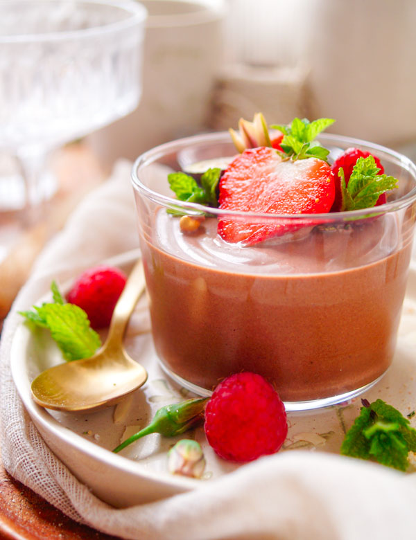 Lekker makkelijk recept voor Chocolademousse met yoghurt, een lekker simpel dessertje klaar in amper 15min. Een heerlijk simpel chocolade toetje met het frisse van Griekse yoghurt. Je voegt hier geen suiker aan toe maar we gebruiken een combinatie van pure en melk chocolade. Slechts 5 ingrediënten, zonder room, zonder eieren.