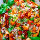 Lekker makkelijk recept voor Couscous Salade met halloumi, een gezonde zomerse salade die kan als doordeweekse avondmaaltijd of als bijgerecht bij BBQ (barbecue). Een vegetarisch receptje klaar in 30min met gegrilde halloumi en stukjes perzik. Ook heerlijk om mee te nemen tijdens een picknick of zet hem gewoon op je weekmenu