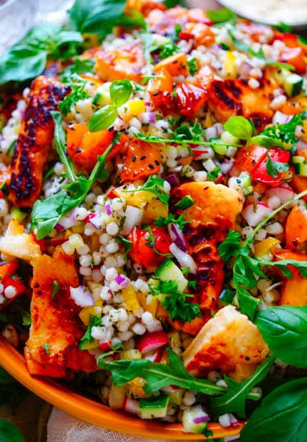 Lekker makkelijk recept voor Couscous Salade met halloumi, een gezonde zomerse salade die kan als doordeweekse avondmaaltijd of als bijgerecht bij BBQ (barbecue). Een vegetarisch receptje klaar in 30min met gegrilde halloumi en stukjes perzik. Ook heerlijk om mee te nemen tijdens een picknick of zet hem gewoon op je weekmenu