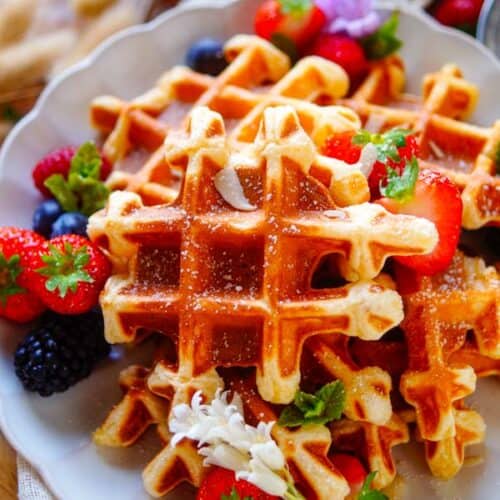 Lekker makkelijk recept voor Roomkaas wafels, heerlijke luchtige en frisse wafels. Bak ze voor het ontbijt, brunch of tussendoortje en je hebt een lekker licht eiwitrijk wafel recept. Serveer met verse aardbeien.