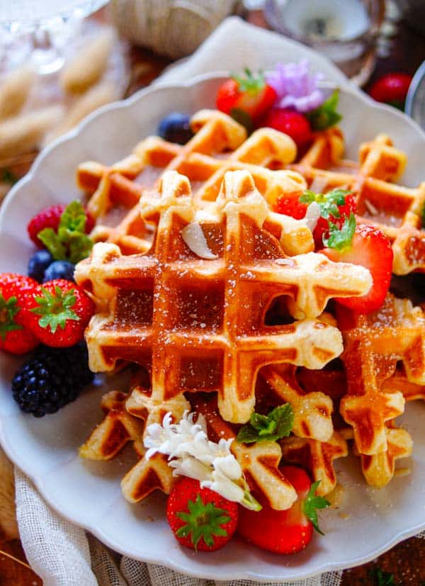 Lekker makkelijk recept voor Roomkaas wafels, heerlijke luchtige en frisse wafels. Bak ze voor het ontbijt, brunch of tussendoortje en je hebt een lekker licht eiwitrijk wafel recept. Serveer met verse aardbeien.