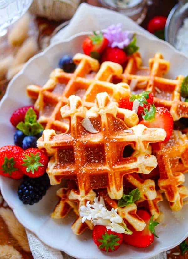 Lekker makkelijk recept voor Roomkaas wafels, heerlijke luchtige en frisse wafels. Bak ze voor het ontbijt, brunch of tussendoortje en je hebt een lekker licht eiwitrijk wafel recept. Serveer met verse aardbeien.