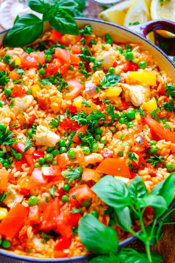 Lekker en makkelijk recept voor Snelle Paella met chorizo en kip, een simpele doordeweekse avondmaaltijd voor op je weekmenu. Deze versie klaar in amper 30min en minstens even lekker. Rijst, groentjes, kip en chorizo