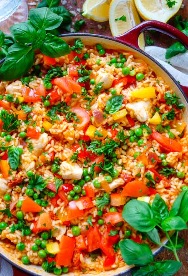 Lekker en makkelijk recept voor Snelle Paella met chorizo en kip, een simpele doordeweekse avondmaaltijd voor op je weekmenu. Deze versie klaar in amper 30min en minstens even lekker. Rijst, groentjes, kip en chorizo