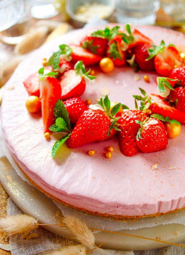 Lekker makkelijk recept voor Yoghurt cheesecake met aardbeien, een lekker lichte taart voor op een zomerse dag. Een heerlijk luchtige cheesecake met een combinatie van roomkaas en yoghurt waar je geen oven voor nodig hebt.