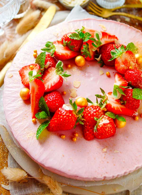 Lekker makkelijk recept voor Yoghurt cheesecake met aardbeien, een lekker lichte taart voor op een zomerse dag. Een heerlijk luchtige cheesecake met een combinatie van roomkaas en yoghurt waar je geen oven voor nodig hebt.