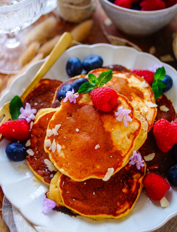 Lekker makkelijk recept voor Yoghurt pannenkoeken met banaan, heerlijk gezond en eiwitrijk. Deze pancake kan je serveren als voedzaam tussendoortje of ontbijt. Ze zijn lekker fris en luchtig door de yoghurt, snel klaar, weinig werk en zonder suiker.