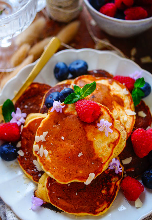 Lekker makkelijk recept voor Yoghurt pannenkoeken met banaan, heerlijk gezond en eiwitrijk. Deze pancake kan je serveren als voedzaam tussendoortje of ontbijt. Ze zijn lekker fris en luchtig door de yoghurt, snel klaar, weinig werk en zonder suiker.