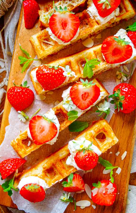 Lekker makkelijk recept voor Brusselse wafels met aardbeien en mascarpone, een heerlijke zomerse klassieker. Krokante wafels afgewerkt met een crème van mascarpone en frisse aardbeien. Super lekker en simpel om te maken