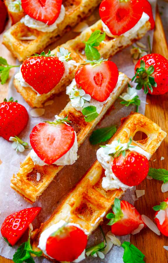 Lekker makkelijk recept voor Brusselse wafels met aardbeien en mascarpone, een heerlijke zomerse klassieker. Krokante wafels afgewerkt met een crème van mascarpone en frisse aardbeien. Super lekker en simpel om te maken