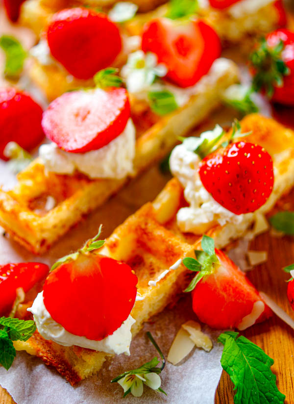 Lekker makkelijk recept voor Brusselse wafels met aardbeien en mascarpone, een heerlijke zomerse klassieker. Krokante wafels afgewerkt met een crème van mascarpone en frisse aardbeien. Super lekker en simpel om te maken