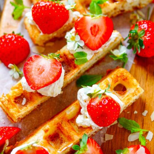 Lekker makkelijk recept voor Brusselse wafels met aardbeien en mascarpone, een heerlijke zomerse klassieker. Krokante wafels afgewerkt met een crème van mascarpone en frisse aardbeien. Super lekker en simpel om te maken