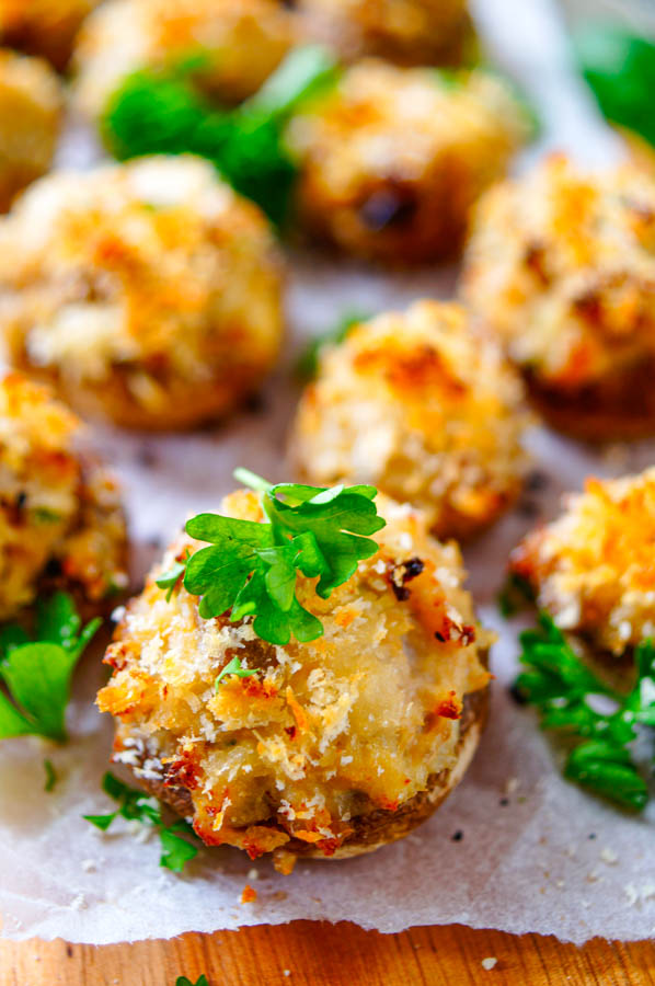 Lekker makkelijk recept voor Gevulde champignons, heerlijk als hapje voor bij de apéro of borrel. Gevuld op 2 manieren namelijk met een kruidig roomkaas mengsel en met gehakt. Simpel en snel hapje, klaar in amper 30min. Ook een leuk borrelhapje voor tijdens feestdagen met Kerstmis.