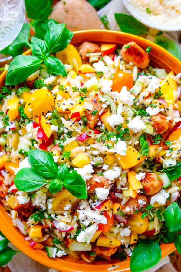 Lekker makkelijk recept voor Pastasalade met gehaktballetjes, simpel snelle doordeweekse maaltijd voor op je weekmenu. Orzo pasta met snelle gehaktballetjes van chipolata, veel groentjes, nectarine en wat feta. Fris, zomers en gezond. Eenvoudig op voorhand te maken en ook handig om mee te nemen als lunch