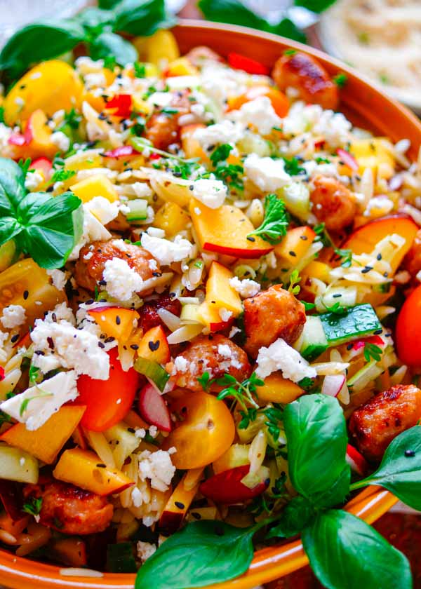 Lekker makkelijk recept voor Pastasalade met gehaktballetjes, simpel snelle doordeweekse maaltijd voor op je weekmenu. Orzo pasta met snelle gehaktballetjes van chipolata, veel groentjes, nectarine en wat feta. Fris, zomers en gezond. Eenvoudig op voorhand te maken en ook handig om mee te nemen als lunch