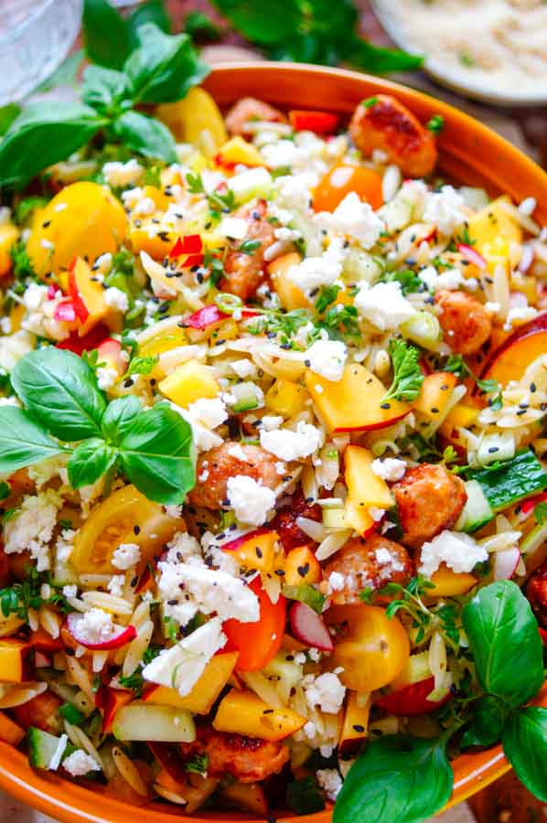 Lekker makkelijk recept voor Pastasalade met gehaktballetjes, simpel snelle doordeweekse maaltijd voor op je weekmenu. Orzo pasta met snelle gehaktballetjes van chipolata, veel groentjes, nectarine en wat feta. Fris, zomers en gezond. Eenvoudig op voorhand te maken en ook handig om mee te nemen als lunch