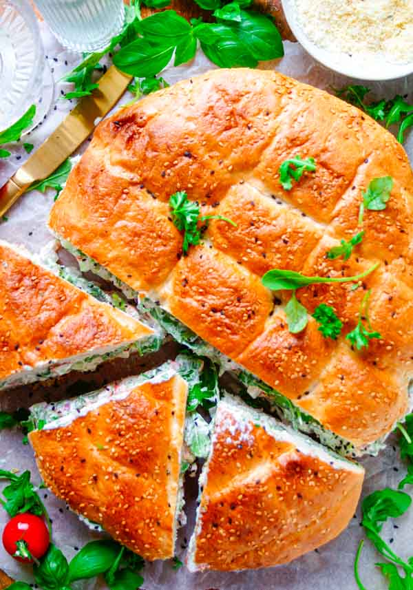 Lekker makkelijk recept voor Picknick brood, lekker origineel om mee te nemen voor bij de picknick of als lunch of brunch. Super simpel en snel om te maken. We vullen Turks brood met een salade van gerookte zalm, kruiden en groentjes