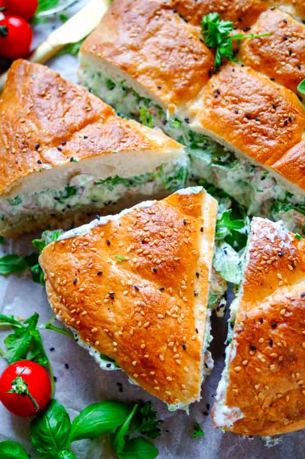 Lekker makkelijk recept voor Picknick brood, lekker origineel om mee te nemen voor bij de picknick of als lunch of brunch. Super simpel en snel om te maken. We vullen Turks brood met een salade van gerookte zalm, kruiden en groentjes