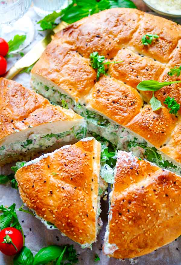 Lekker makkelijk recept voor Picknick brood, lekker origineel om mee te nemen voor bij de picknick of als lunch of brunch. Super simpel en snel om te maken. We vullen Turks brood met een salade van gerookte zalm, kruiden en groentjes