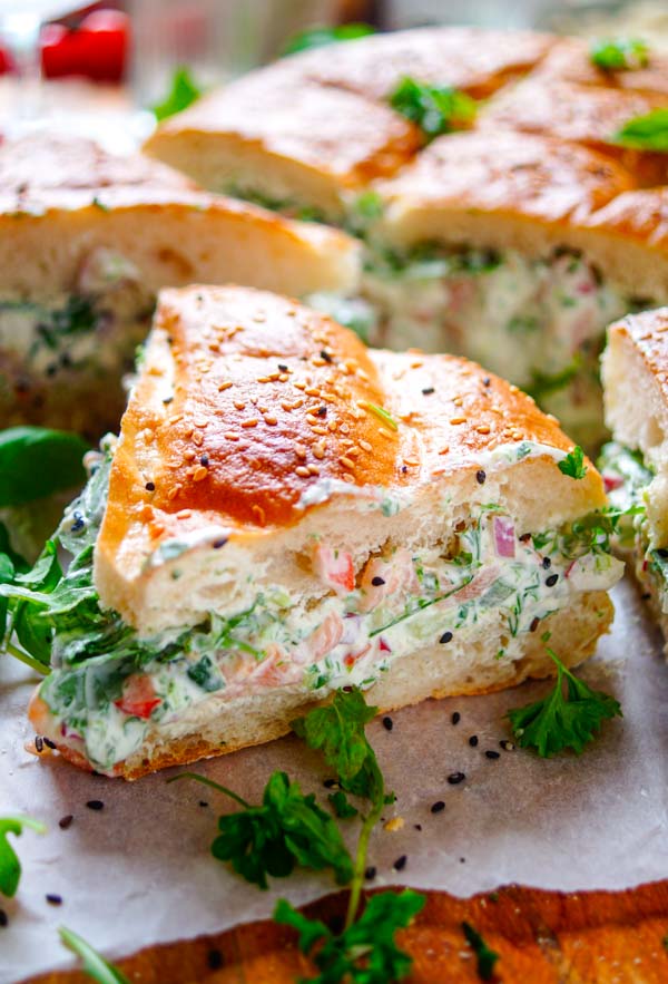 Lekker makkelijk recept voor Picknick brood, lekker origineel om mee te nemen voor bij de picknick of als lunch of brunch. Super simpel en snel om te maken. We vullen Turks brood met een salade van gerookte zalm, kruiden en groentjes