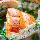 Lekker makkelijk recept voor Picknick brood, lekker origineel om mee te nemen voor bij de picknick of als lunch of brunch. Super simpel en snel om te maken. We vullen Turks brood met een salade van gerookte zalm, kruiden en groentjes