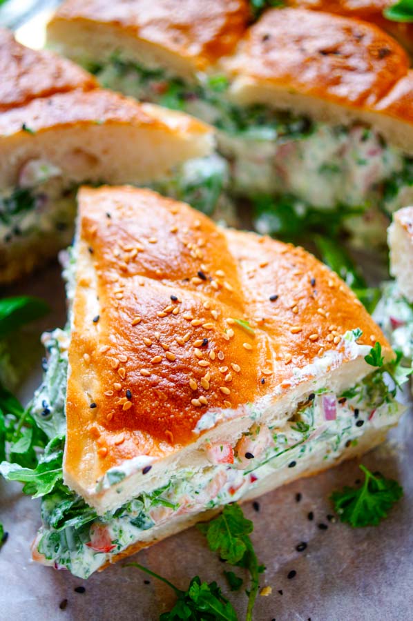 Lekker makkelijk recept voor Picknick brood, lekker origineel om mee te nemen voor bij de picknick of als lunch of brunch. Super simpel en snel om te maken. We vullen Turks brood met een salade van gerookte zalm, kruiden en groentjes