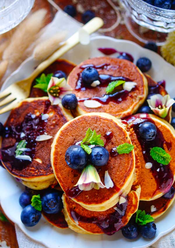 Lekker makkelijk recept voor Ricotta pannenkoeken met blauwe bessen, ideaal als gezond ontbijt of tussendoortje. Super luchtige frisse pancakes met een heerlijke compote van bessen. Weinig werk, super snel klaar en eiwitrijk