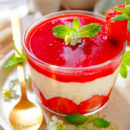 Lekker makkelijk recept voor Rijstpap met aardbeien, een heerlijk simpel zomers dessert dat je makkelijk op voorhand kan maken. Een romige rijst pudding met als geheim ingrediënt witte chocolade. Onderaan in het dessert glaasje vind je verse zomerse aardbeien, daarop de rijstpap afgewerkt met een coulis van aardbeien.