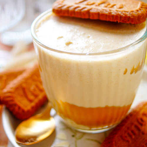 Lekker makkelijk recept voor Speculaas milkshake, een zomers drankje om van te genieten bij warm weer. Gemaakt met vanille ijs, speculaas koekjes, speculaaspasta, melk en koffie voor de liefhebbers. Simpel, klaar in 5min en super lekker