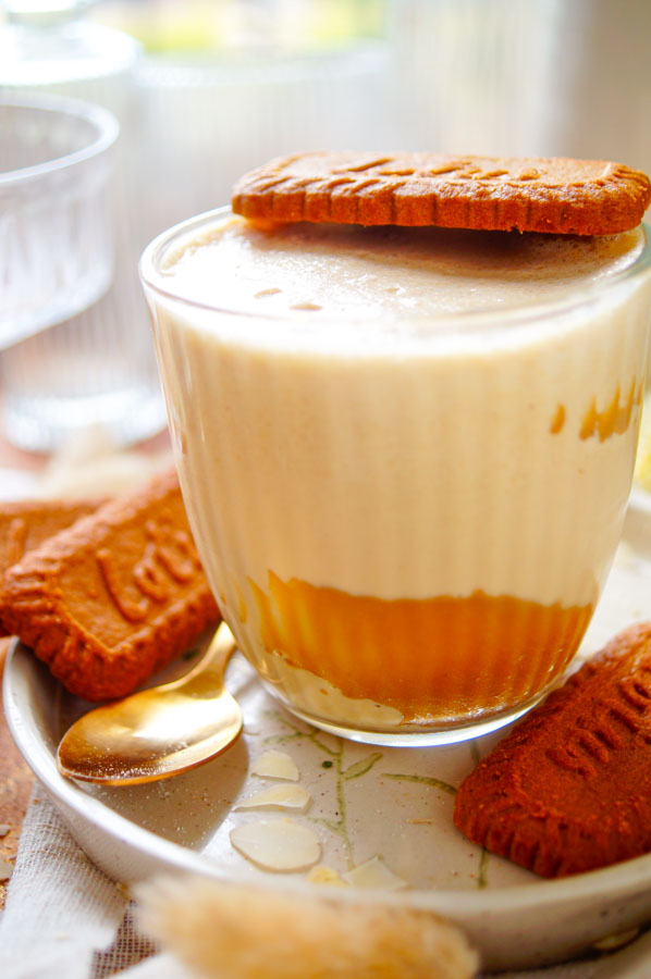 Lekker makkelijk recept voor Speculaas milkshake, een zomers drankje om van te genieten bij warm weer. Gemaakt met vanille ijs, speculaas koekjes, speculaaspasta, melk en koffie voor de liefhebbers. Simpel, klaar in 5min en super lekker